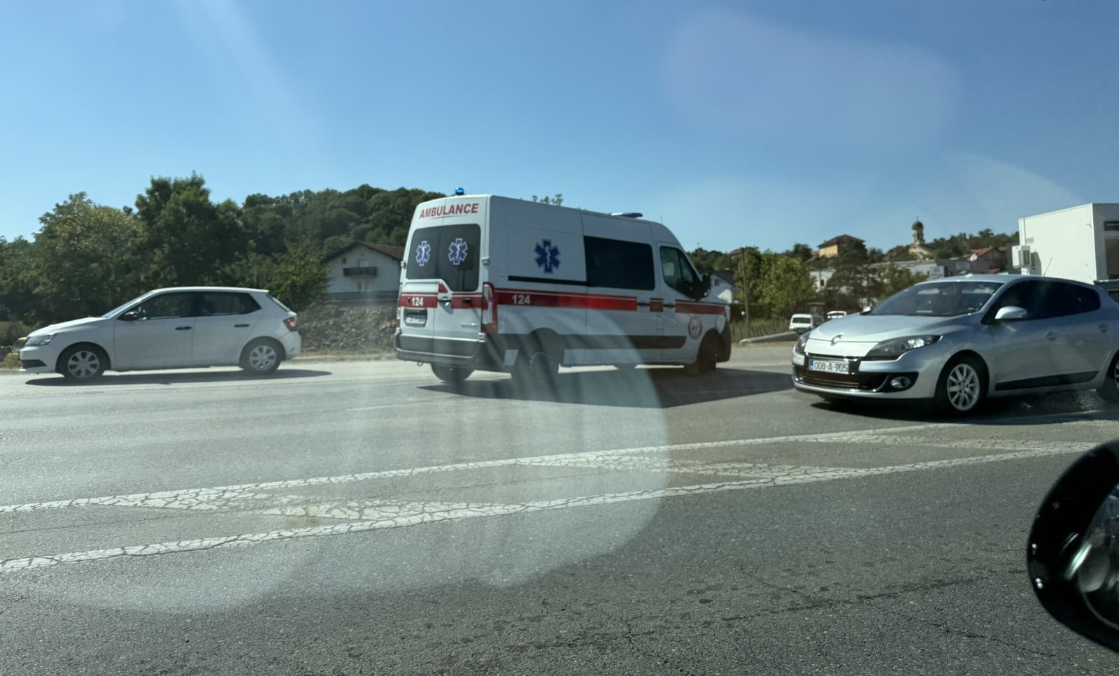 Potpuni saobraćajni kolaps u najavi: Sudar vozila hitne pomoći i auta kod Prijedorske petlje