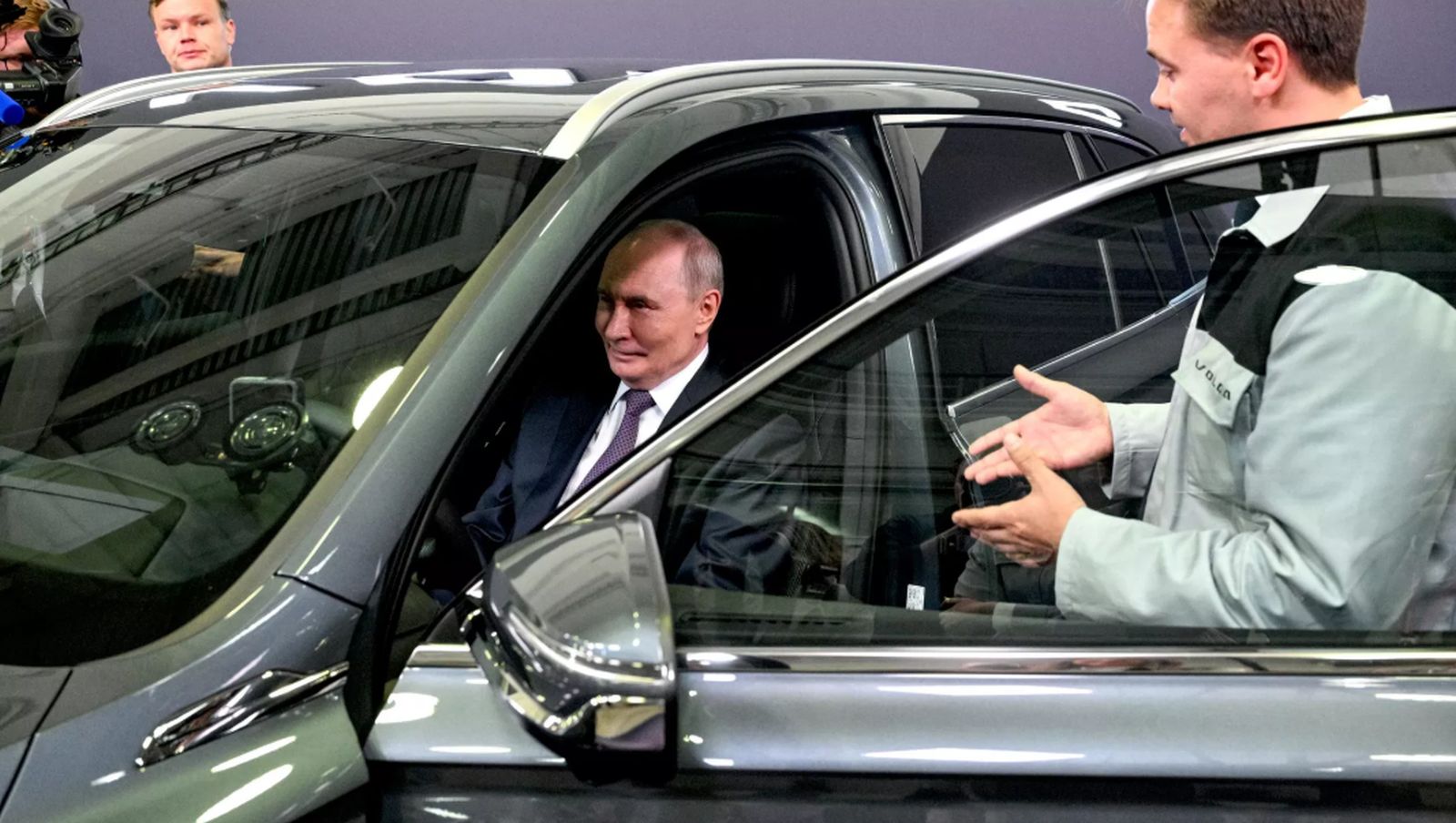 Putin provozao novu rusku Volgu: Evo šta je rekao nakon vožnje VIDEO