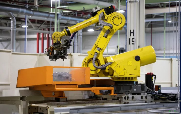 Radnika u fabrici ubio robot: Robotska ruka mu priklještila rame, pa ga smrskala
