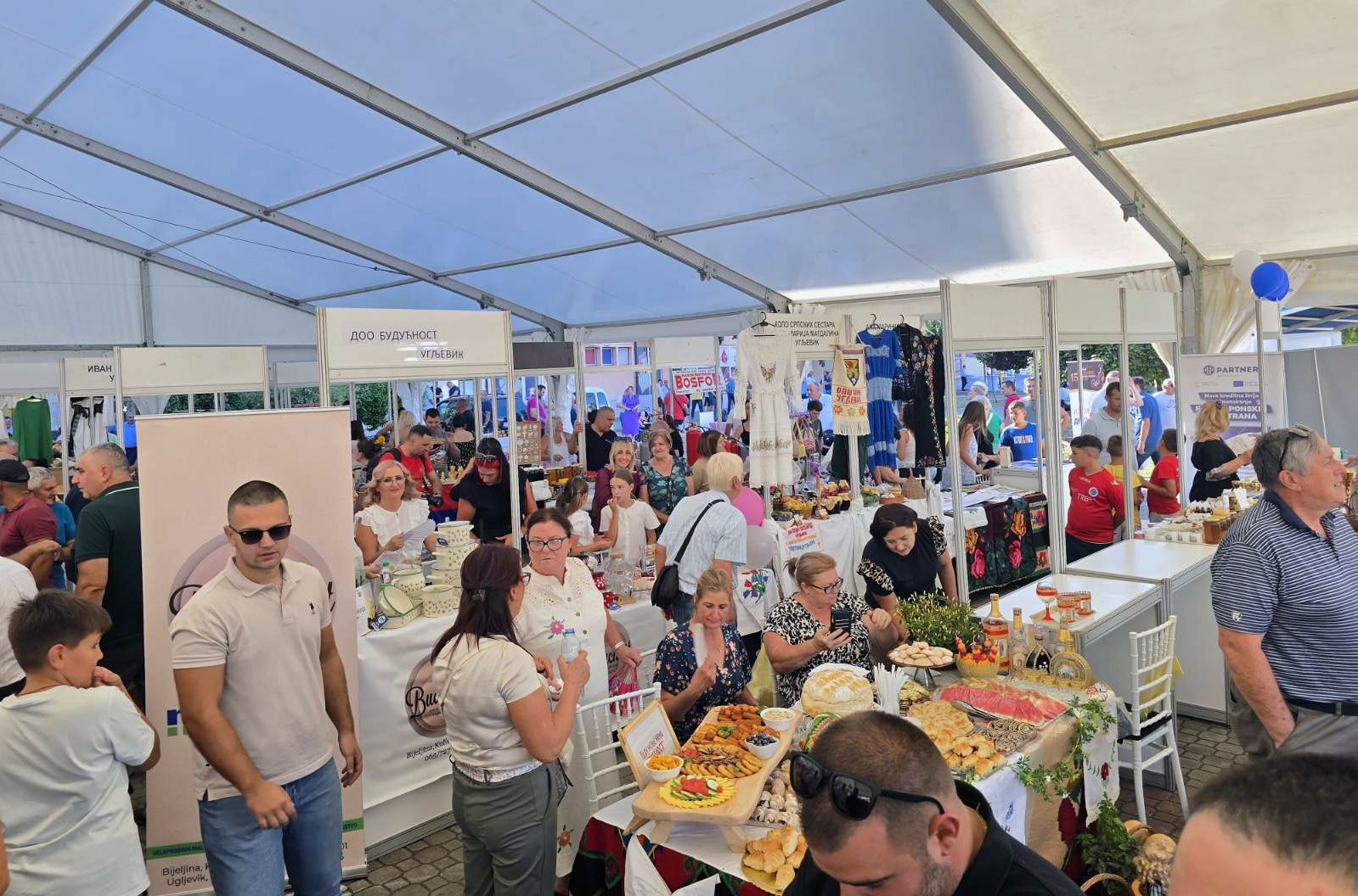 Otvoren sajam šljive, voćnih rakija i meda u Ugljeviku FOTO