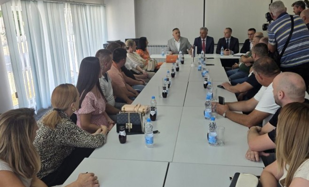 Premijer Srpske u Nevesinju: Minić razgovarao sa djecom poginulih boraca