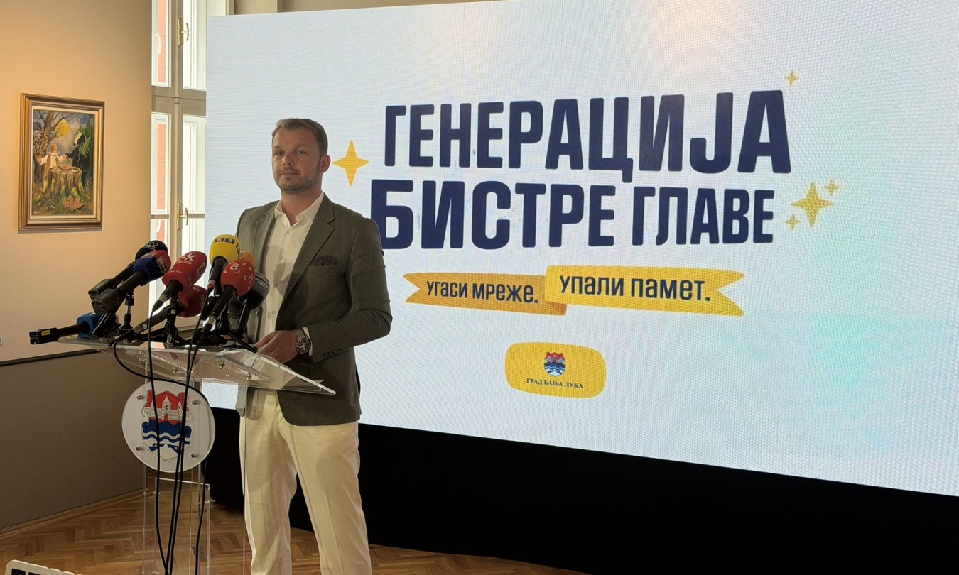 Stanivuković potrošio pare na 450 uniformi: Priznao da nijedna škola nije spremna da ih uvede