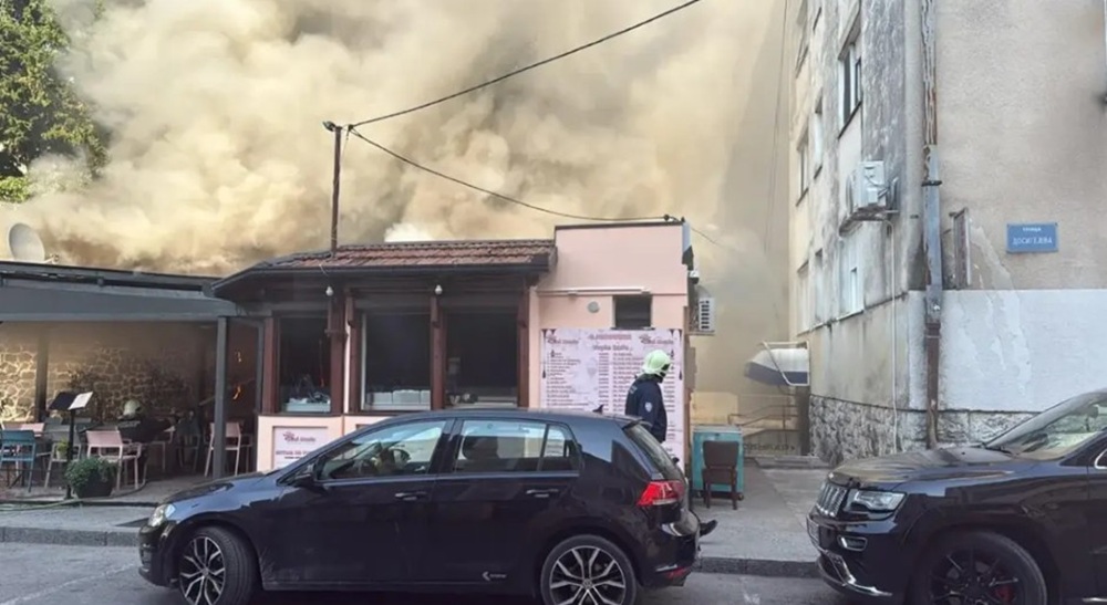 Zapalila se roštiljnica u centru Trebinju: Vatrogasci hitno krenuli u borbu sa vatrom