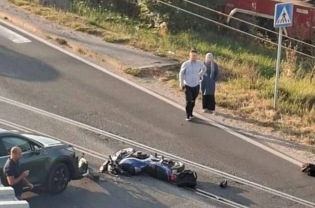 Teška saobraćajna nesreća: Sudar motocikla i automobila, ima povrijeđenih