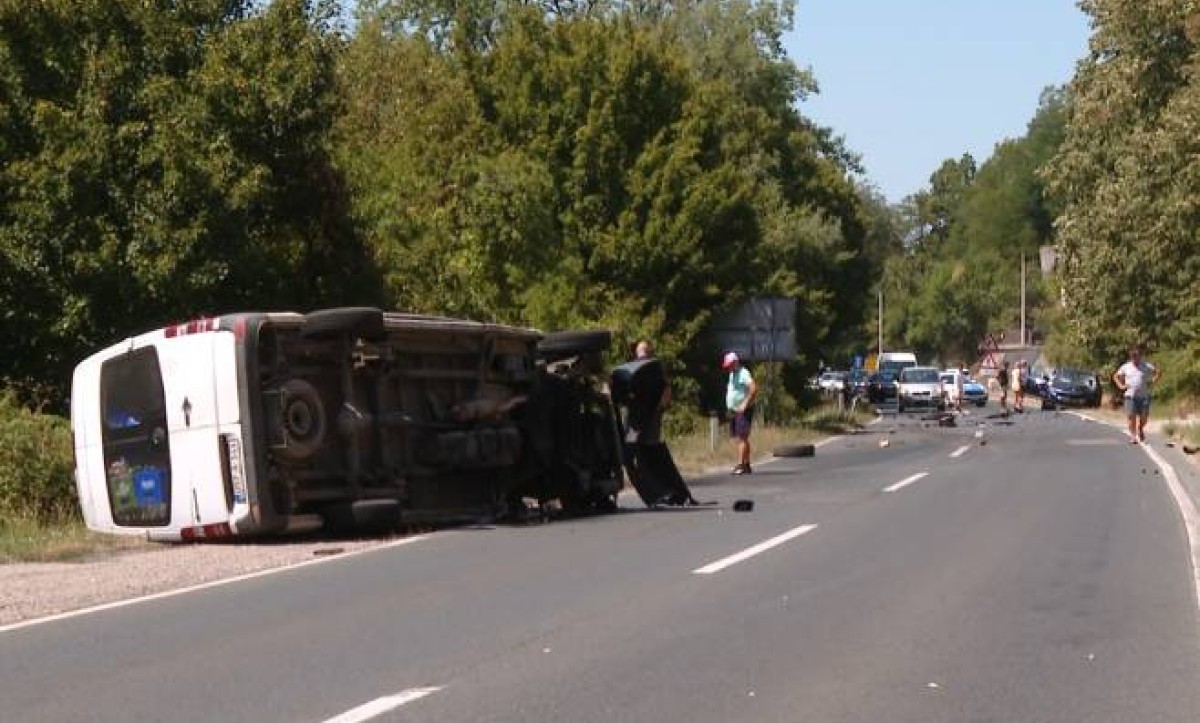 Potpuno obustavljen saobraćaj: Dvije osobe povrijeđene u udesu kod Banjaluke VIDEO