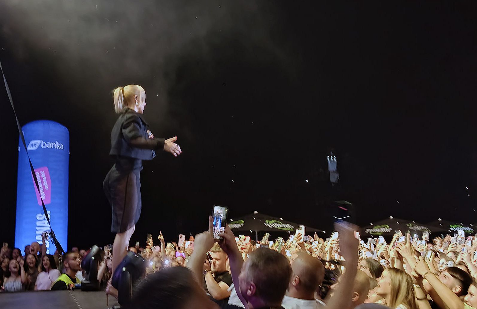 Otvoreno “Zvorničko ljeto”: 15.000 ljudi uz Jelenu Rozgu na Gradskoj plaži FOTO