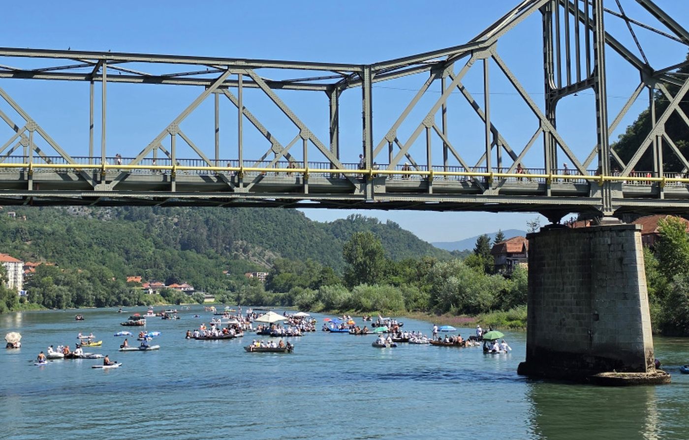 Vesela kolona čamaca zaplovila Drinom uoči “Zvorničkog ljeta”