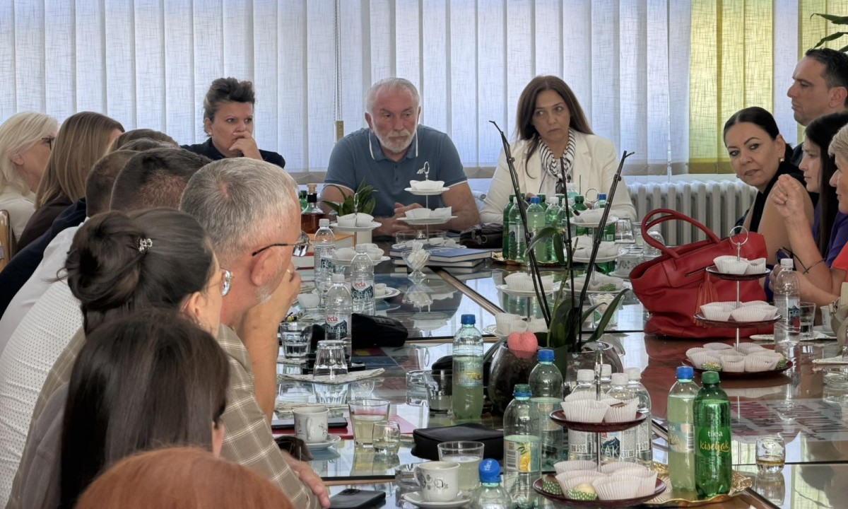 Stanivuković nije došao pred direktore: Neka kaže ko podržava uniforme FOTO