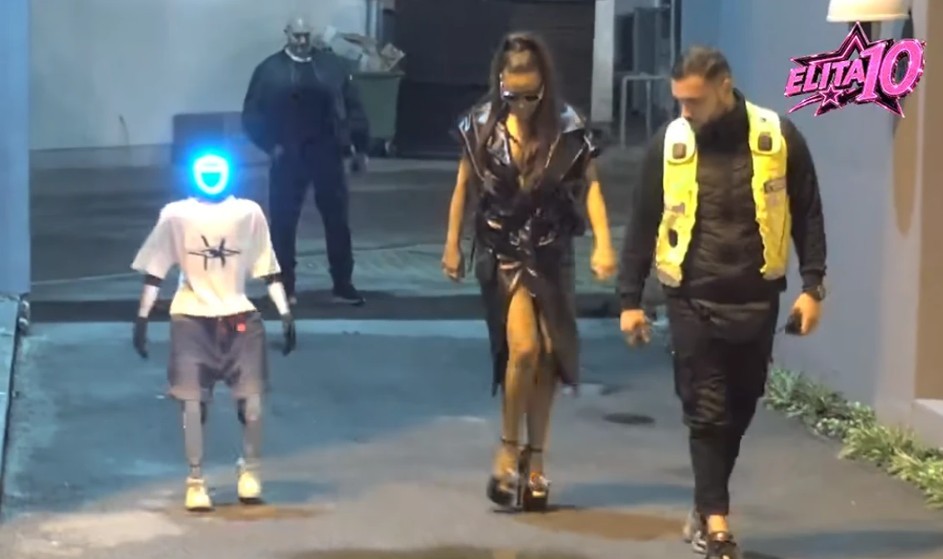 Ana Nikolić ušla u Elitu 10: Pojavila se sa robotom Tošom i napravila haos na žurci