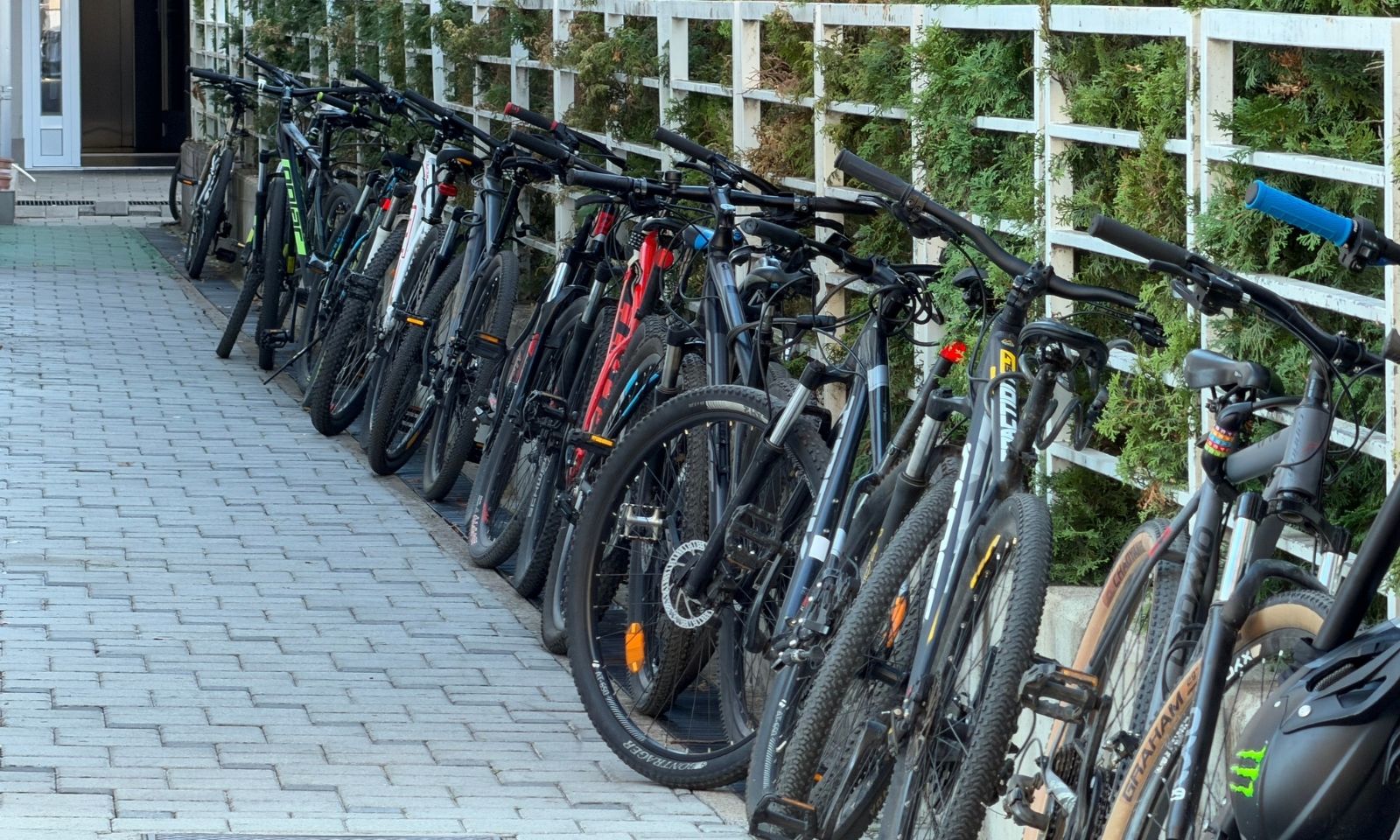Bicikli zatrpali prolaz u centru Banjaluke: Stanari traže rješenje FOTO