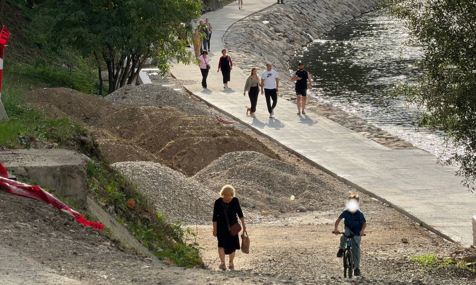 Banjalučani nisu čekali petak: Novo šetalište uz Vrbas već uveliko koriste FOTO