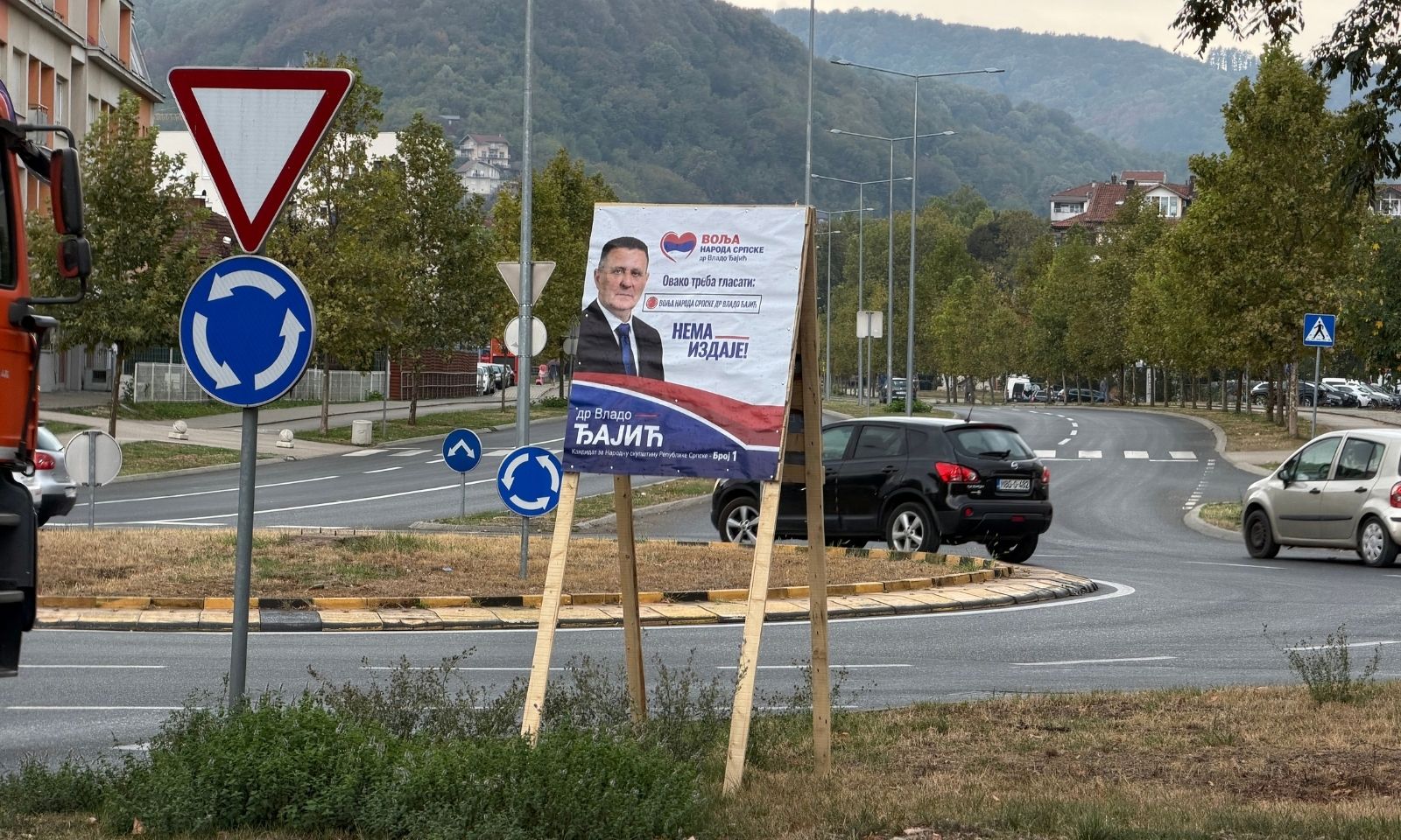Predizborni panoi od letvica uz raskrsnice u Banjaluci: Ko ih je odobrio FOTO