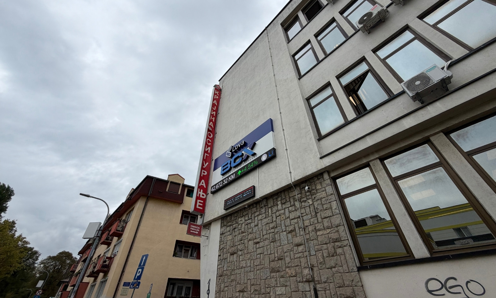 Interesuju vas cijene kriptovaluta? Pogledajte na banjalučku fasadu FOTO