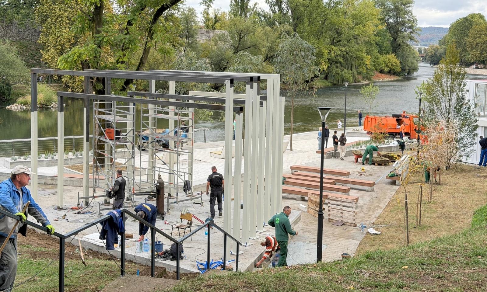 Ovako danas izgleda Banjalučka riva: Radnika kao “mrava” pred večerašnje otvaranje FOTO