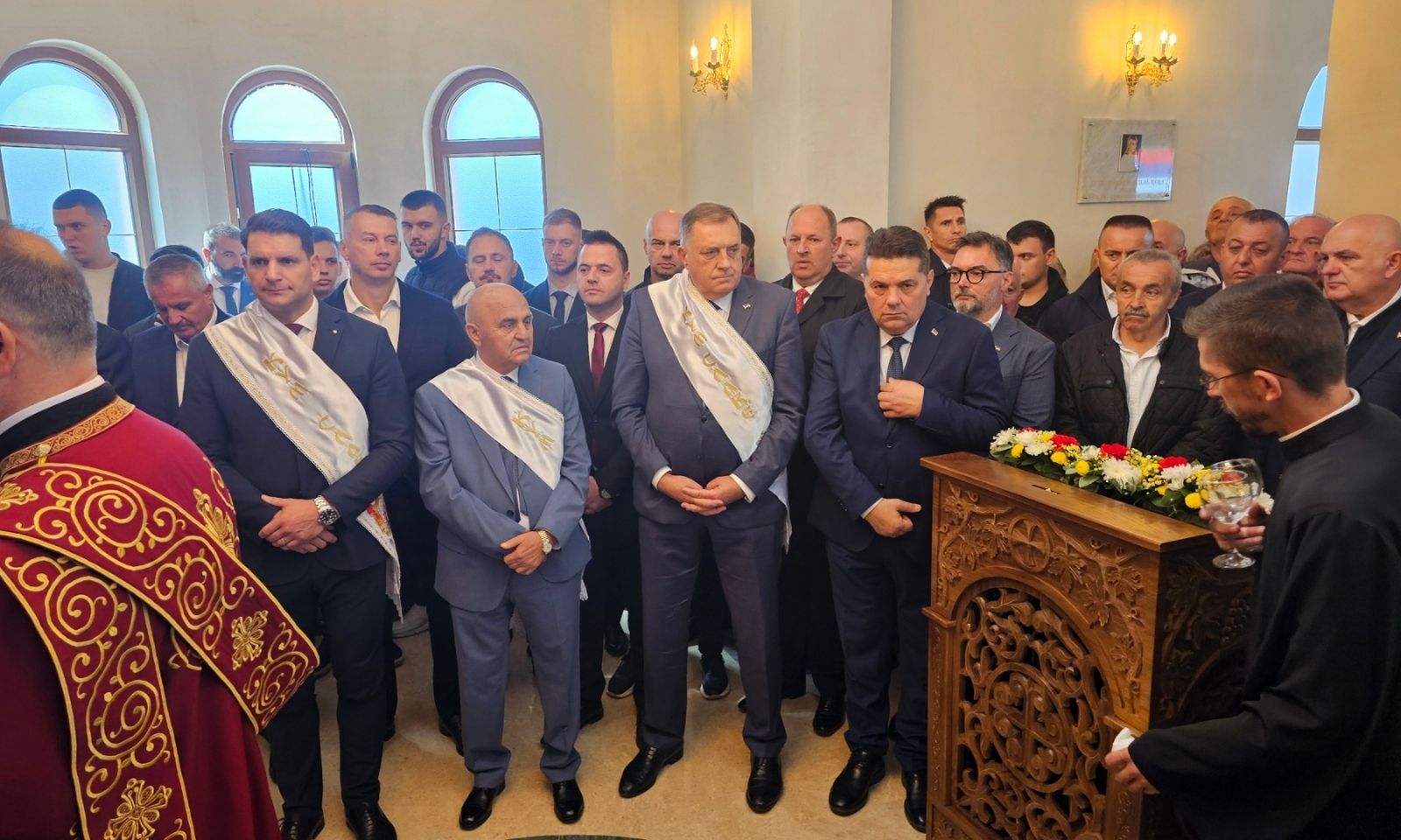 Dodik i Stevanović na liturgiji kod Foče: Okupljeni brojni vjernici u Zavaitu FOTO