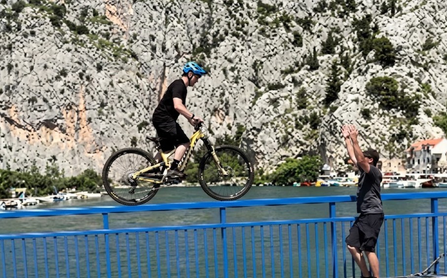 Biciklista završio u rijeci: Prijatelj mu “začinio” vožnju po ogradi mosta VIDEO