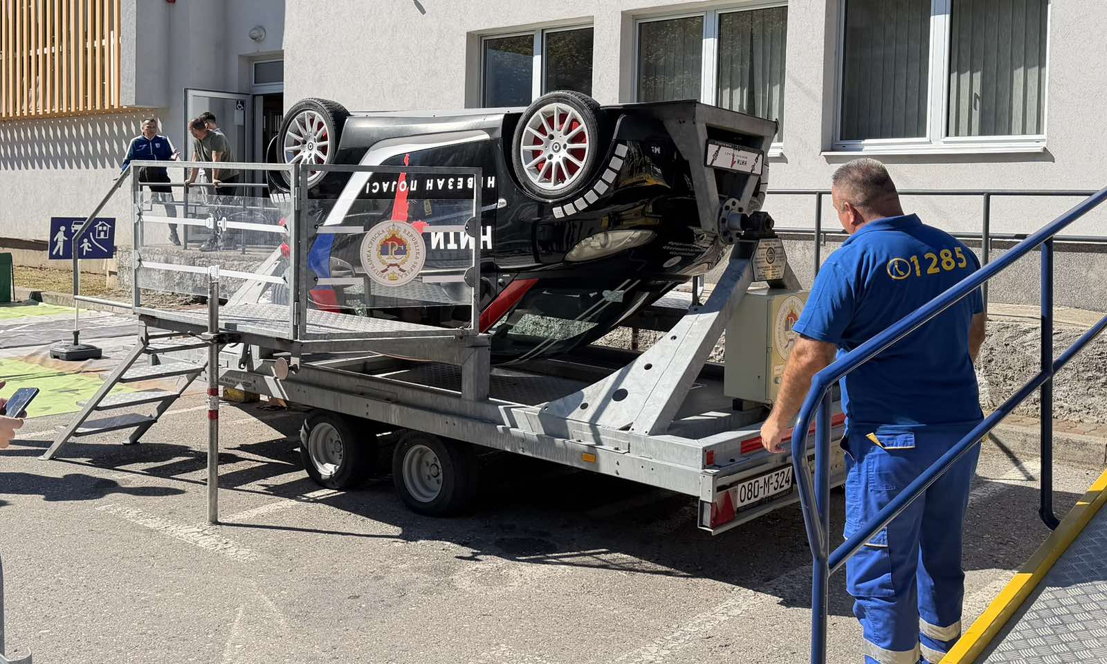 Smart se prevrće naopačke, djeca navlače rukavice: Prizor privukao pažnju u centru Banjaluke FOTO