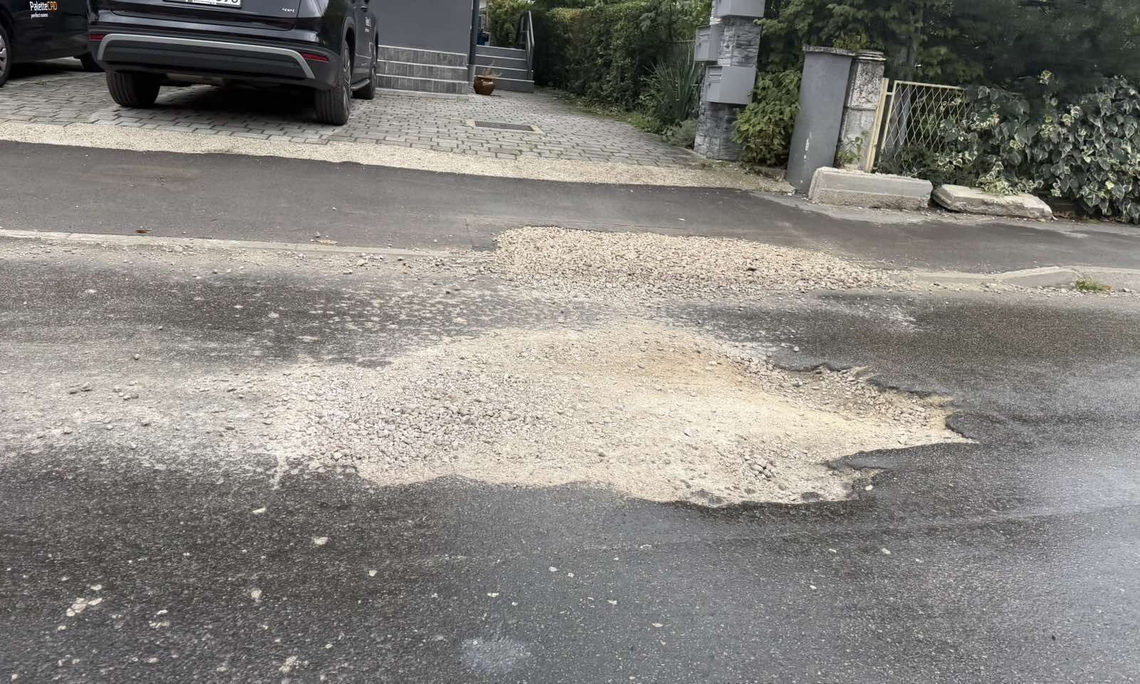 Ogromna rupa na novom asfaltu u Obilićevu: Šta je sa ulicom čija je obnova koštala 150.000 KM? FOTO