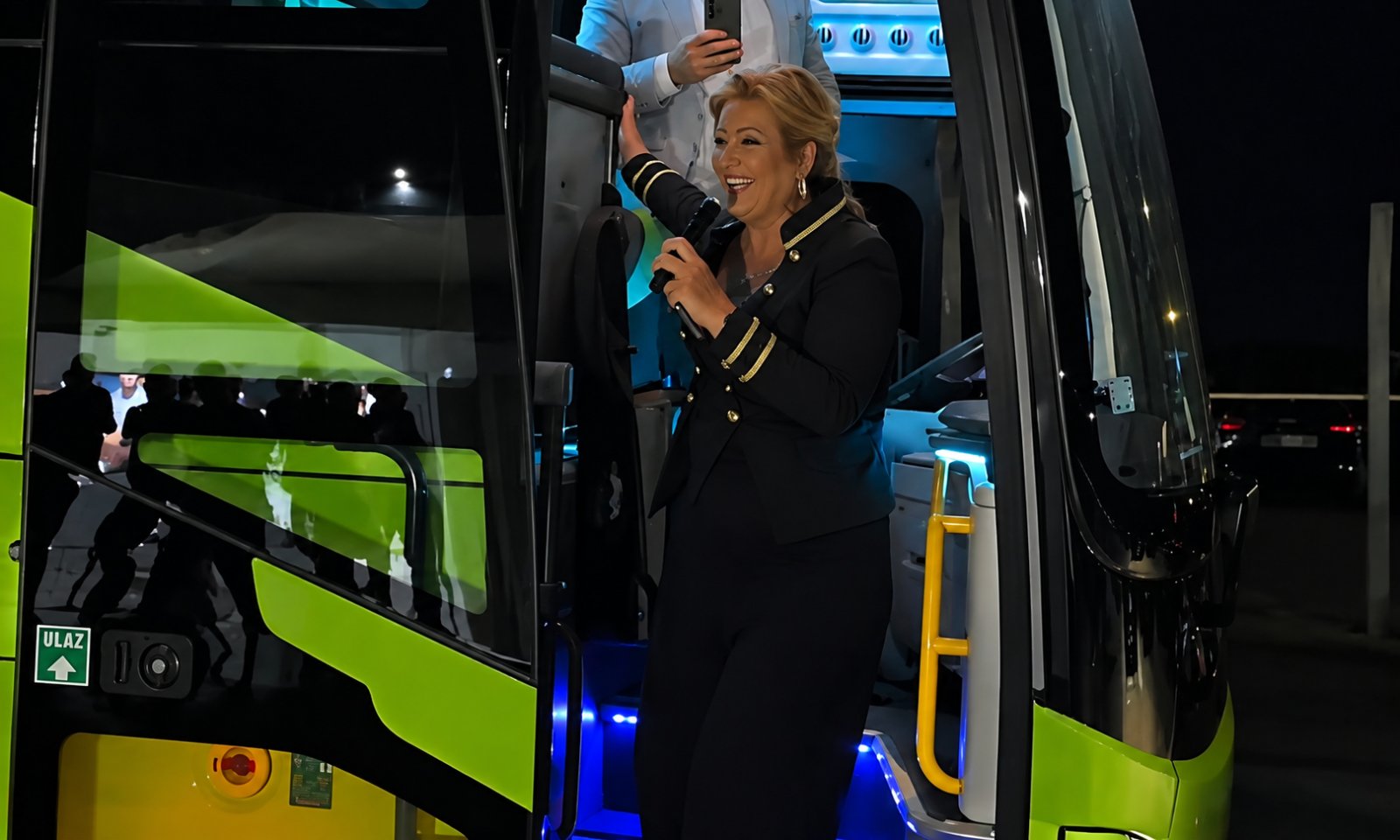 Ćana s mikrofonom izašla iz autobusa: Pogledajte veliko iznenađenje u Laktašima VIDEO
