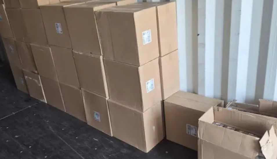 Vozač “pao”na granici: U prikolici kamiona krio 37.500 paklica cigareta