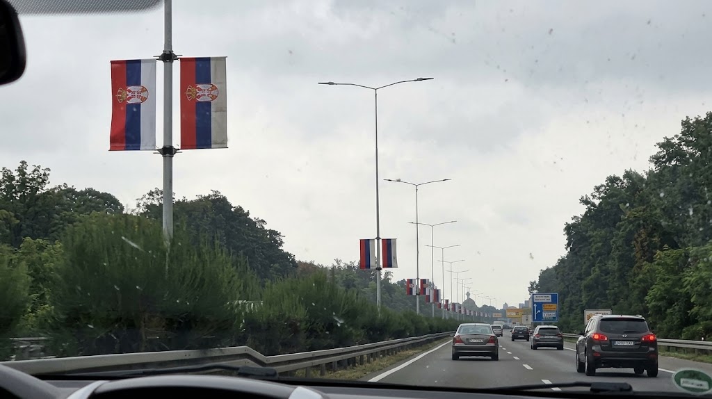 Trobojke na ulazu u Beograd! Dodik: Živjele Srbija i Republika Srpska VIDEO
