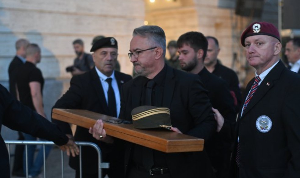Darko Mladić donio očeva odlikovanja i šapku: Hiljade ljudi se oprašta od generala Mladića