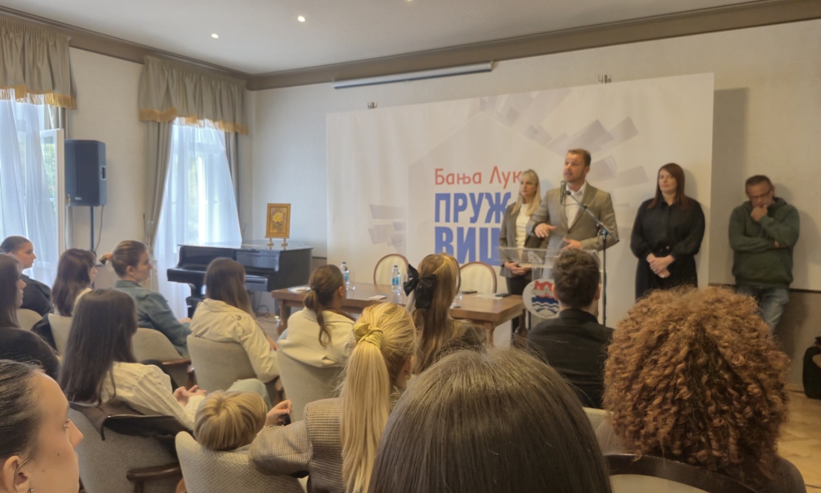 Banjalučki brucoši dobili vaučere: Najboljima po 200 maraka FOTO