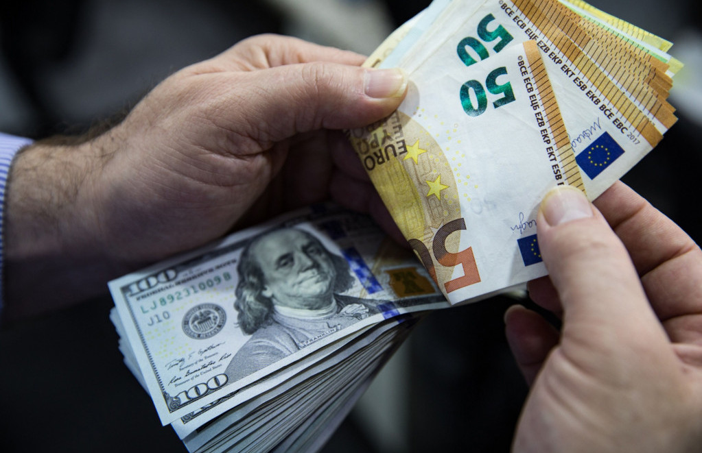 Valutno tržište pod pritiskom: Evro oslabio prema dolaru