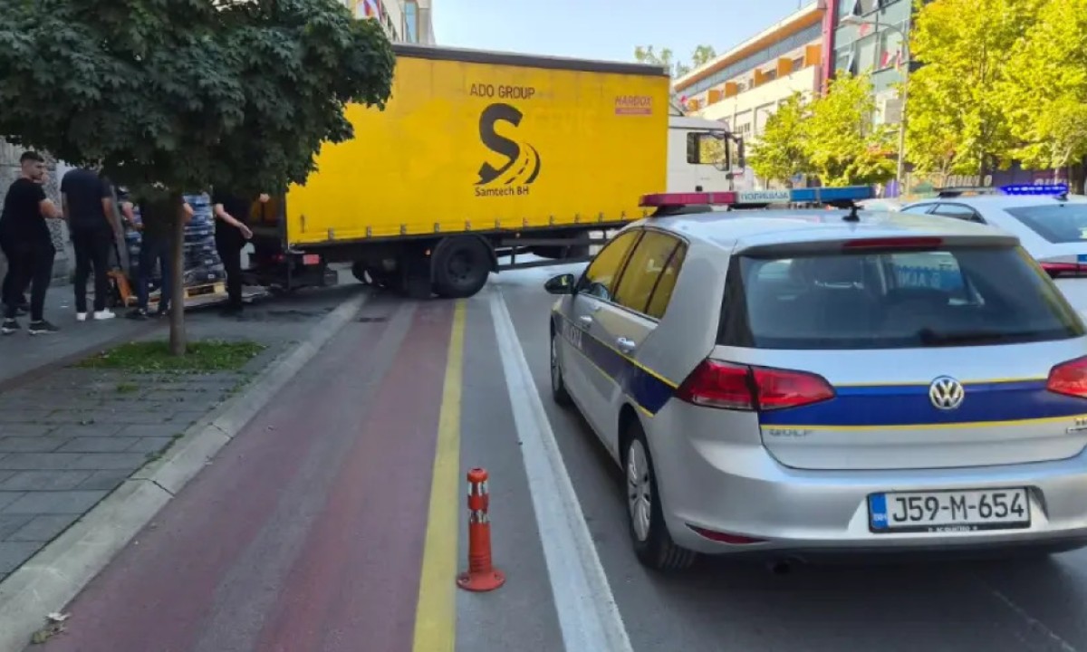 Stigao izborni materijal: Kamion sa listićima pod policijskom pratnjom u Banjaluci VIDEO