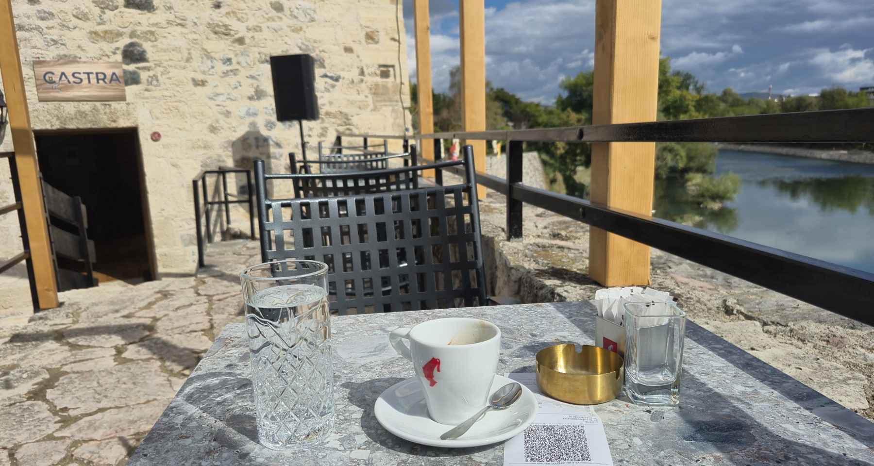 Kafa s pogledom na Vrbas i zidine: Upoznajte malo drugačiji kafić u Banjaluci FOTO/VIDEO