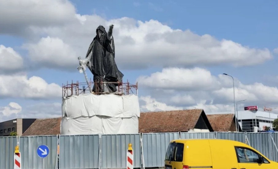Folija još skriva detalje: Spomenik knezu Lazaru postavljen na postament