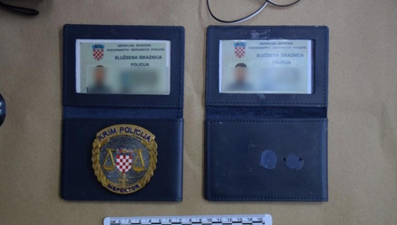 Muškarac lišen slobode: Pred pravim policajcima pokazao lažnu značku FOTO