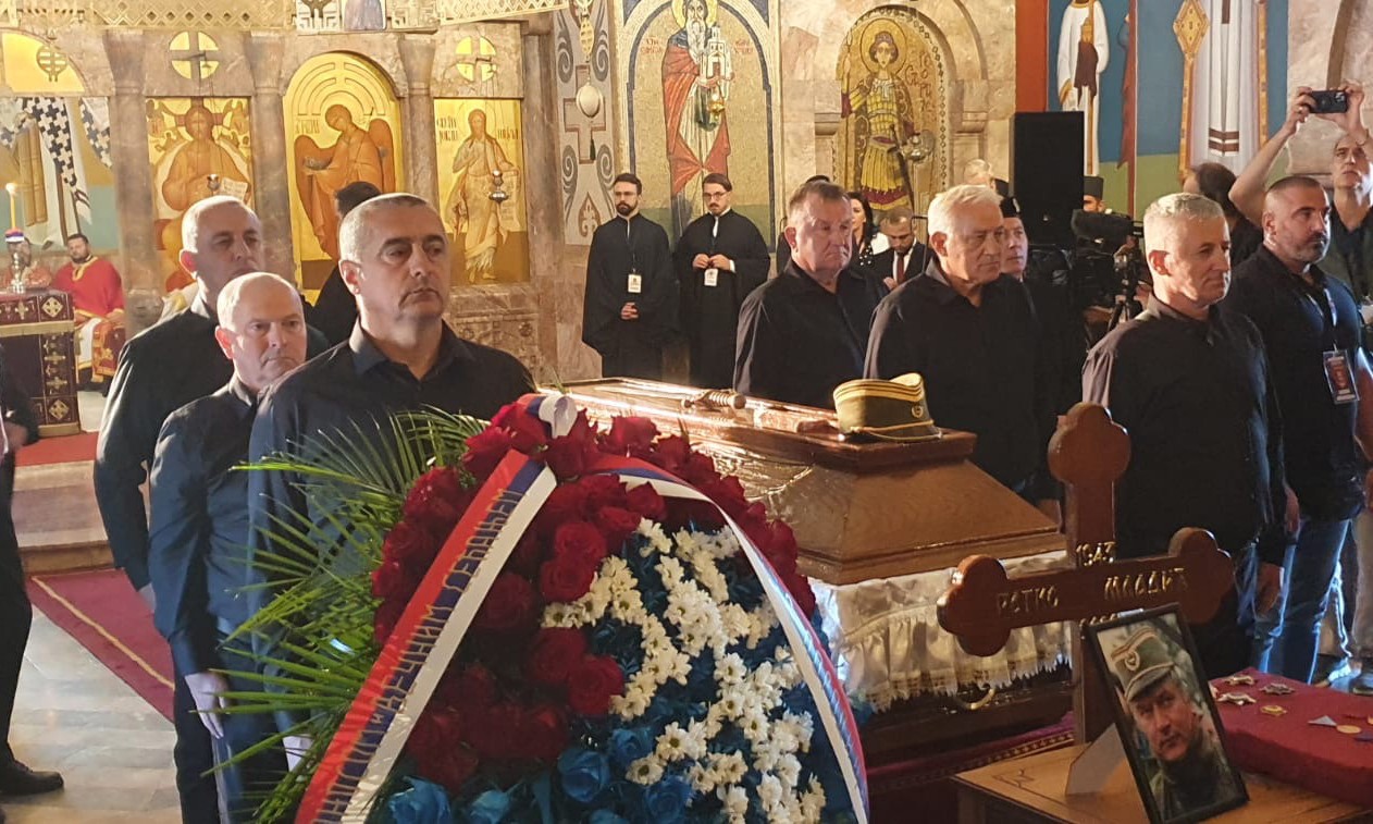 Izložen kovčeg sa tijelom: Počast generalu Mladiću odali predstavnici Vlade Srbije i političkih stranaka