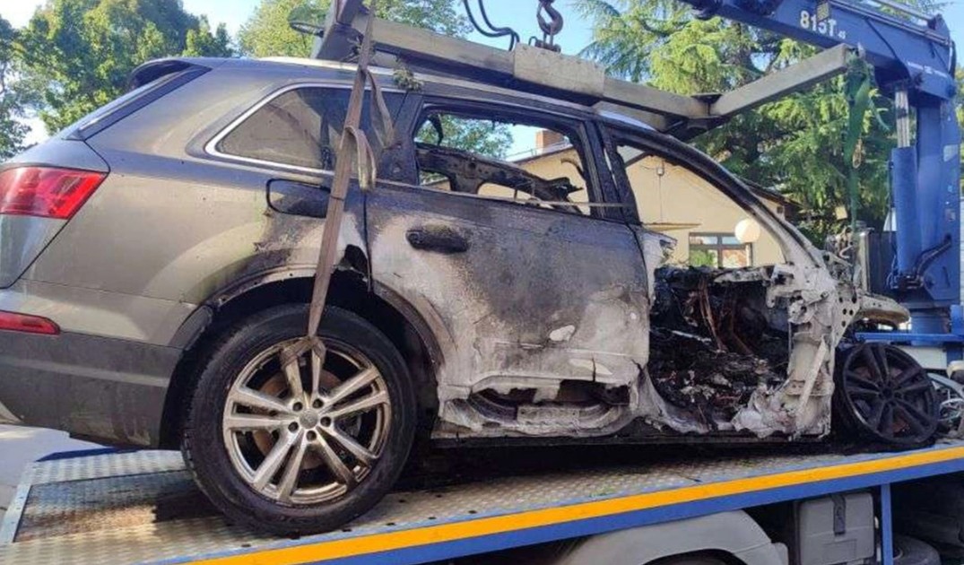 Požar na parkingu: Jedno vozilo potpuno uništeno, drugo oštećeno