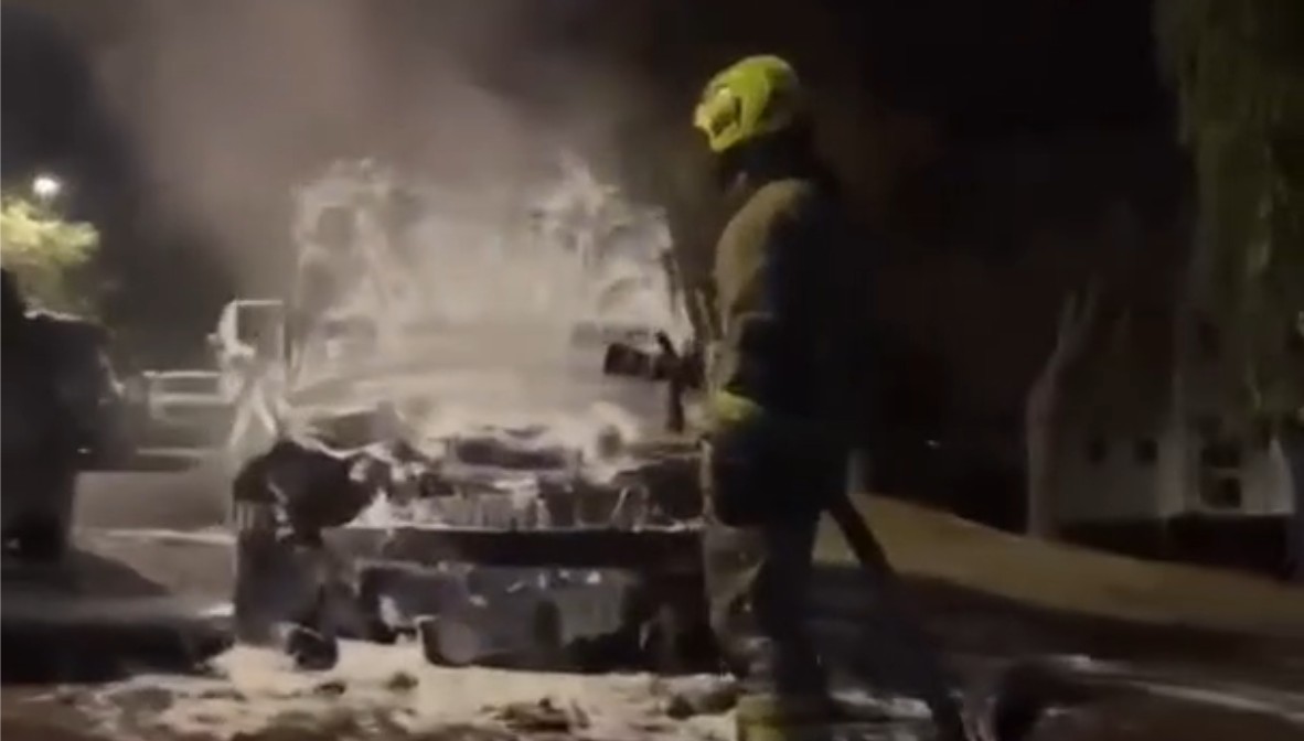Izgorjela dva automobila na parkingu: Vatrogasci spriječili širenje požara