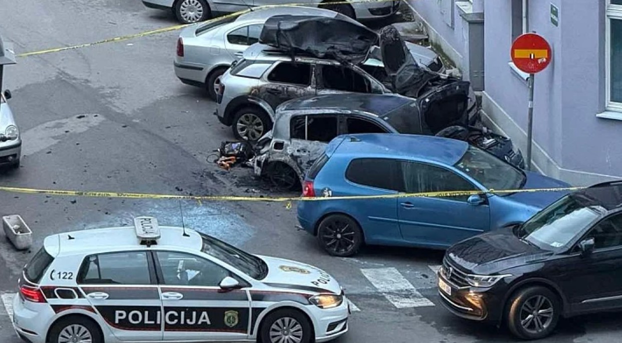 Ulica pod blokadom: Izgorjela dva automobila u blizini policijske stanice
