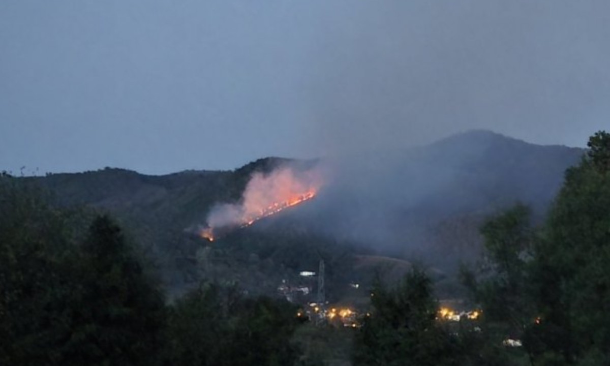 Požar u Banjaluci: Vatrogasci na nepristupačnom terenu FOTO/VIDEO