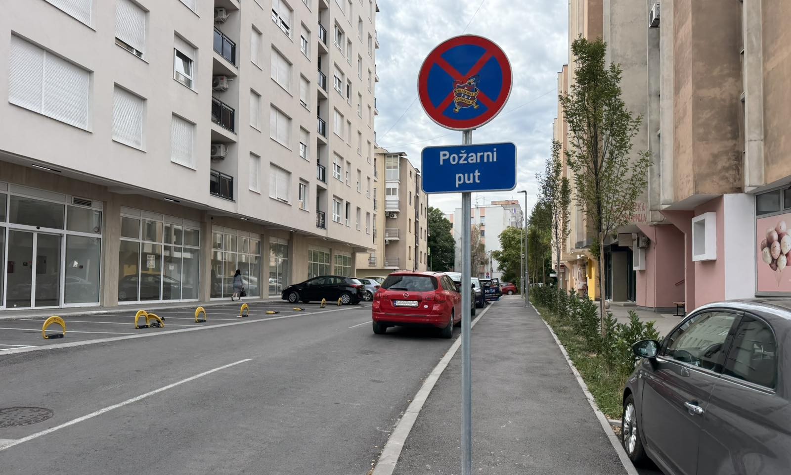 Požarni put u Banjaluci postao prečica i parking: Ko smije ovuda da prolazi? FOTO