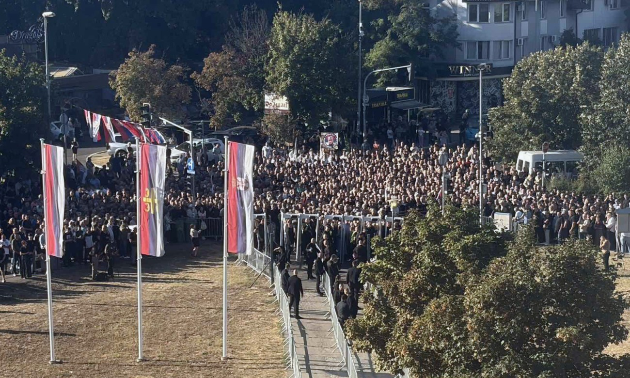 Emotivni prizori iz Beograda: Hiljade građana u koloni čekaju da se oproste od Mladića FOTO