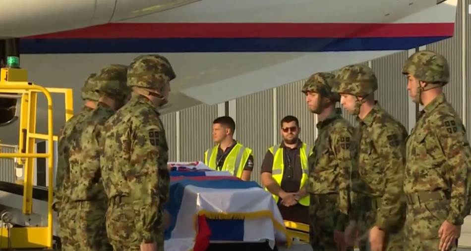 Tijelo Mladića do VMA pratili građani: Srbi poručili da su ponosni na svog generala VIDEO