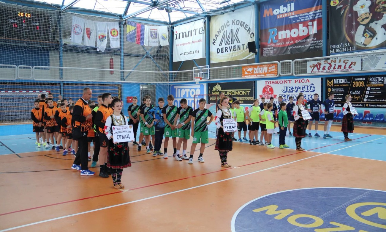 Mladi rukometaši okupirali Derventu: Ekipe iz Srpske, FBiH i Hrvatske na jednom mjestu