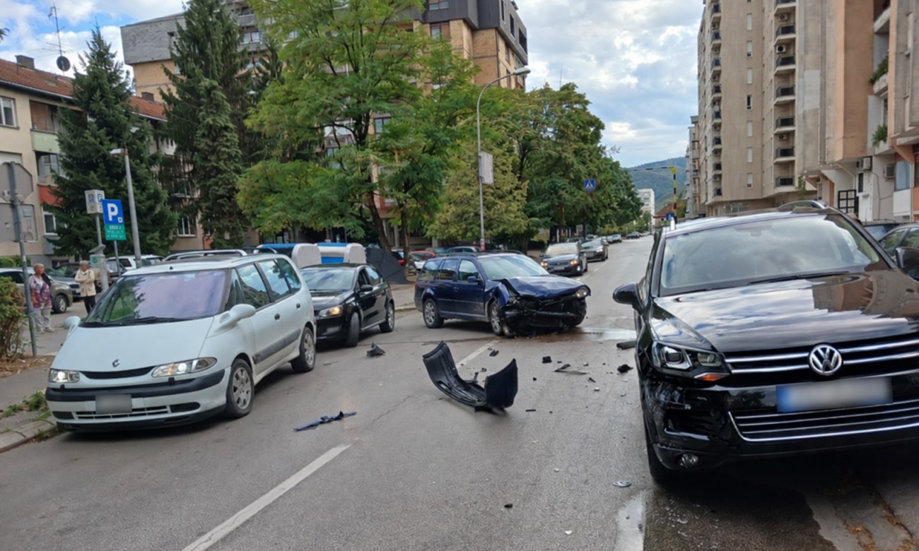 Teška nesreća u Banjaluci: Automobil potpuno smrskan, prizor uznemirio prolaznike FOTO