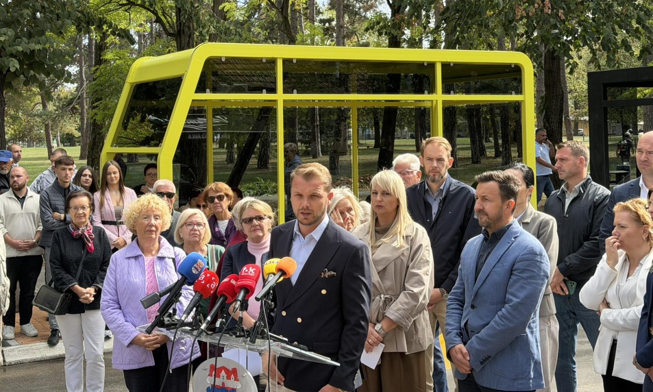 BL portal ukazao na problem: Stanivuković najavio skidanje stakla sa tek postavljenog stajališta FOTO