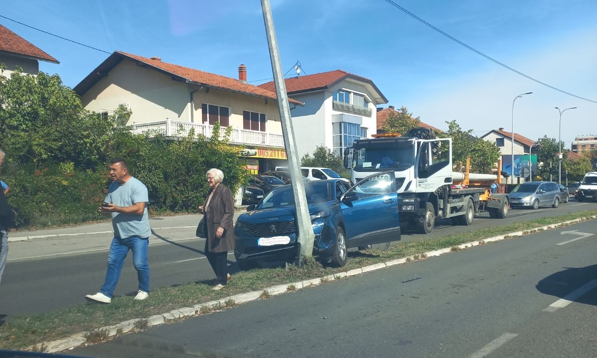 Sudar u Banjaluci: Kamion udario automobil i zakucao ga u banderu FOTO