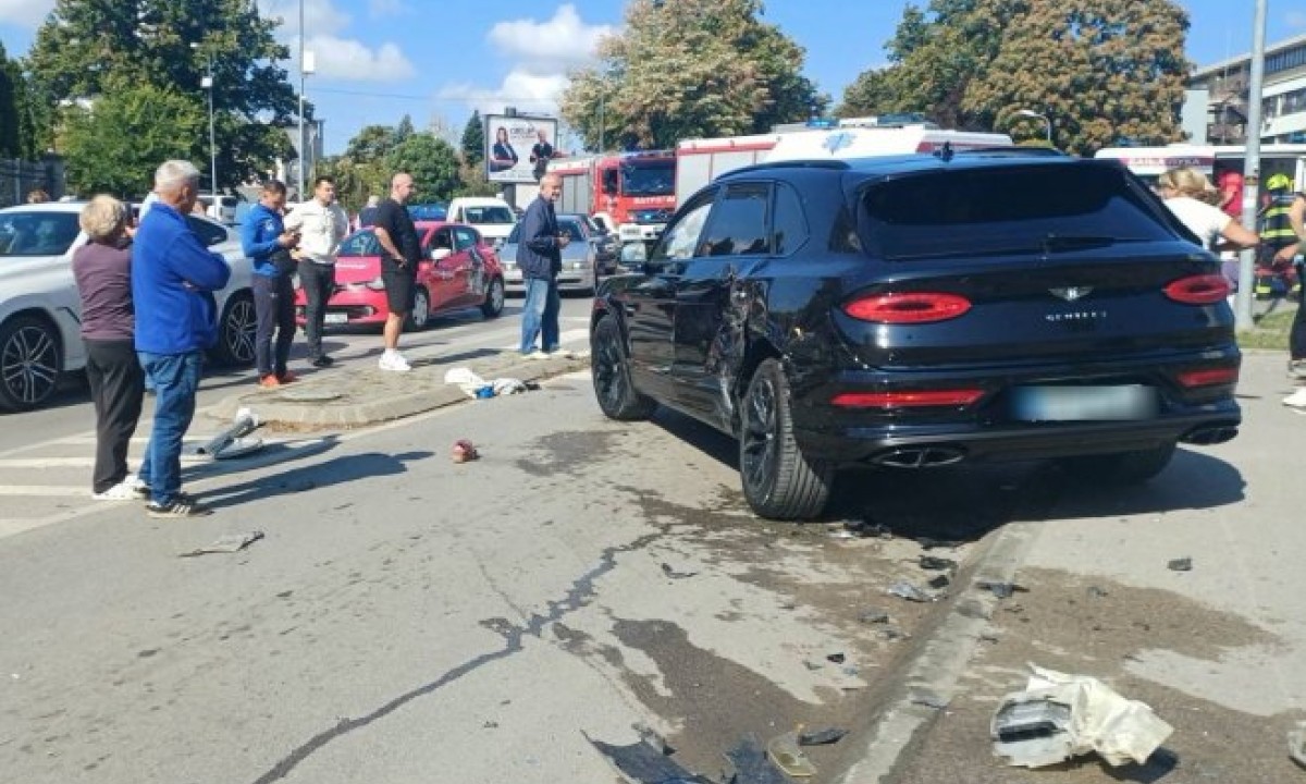 Dijete povrijeđeno kod Gradskog mosta u Banjaluci: Vozilo prešlo preko trotoara i udarilo djevojčicu
