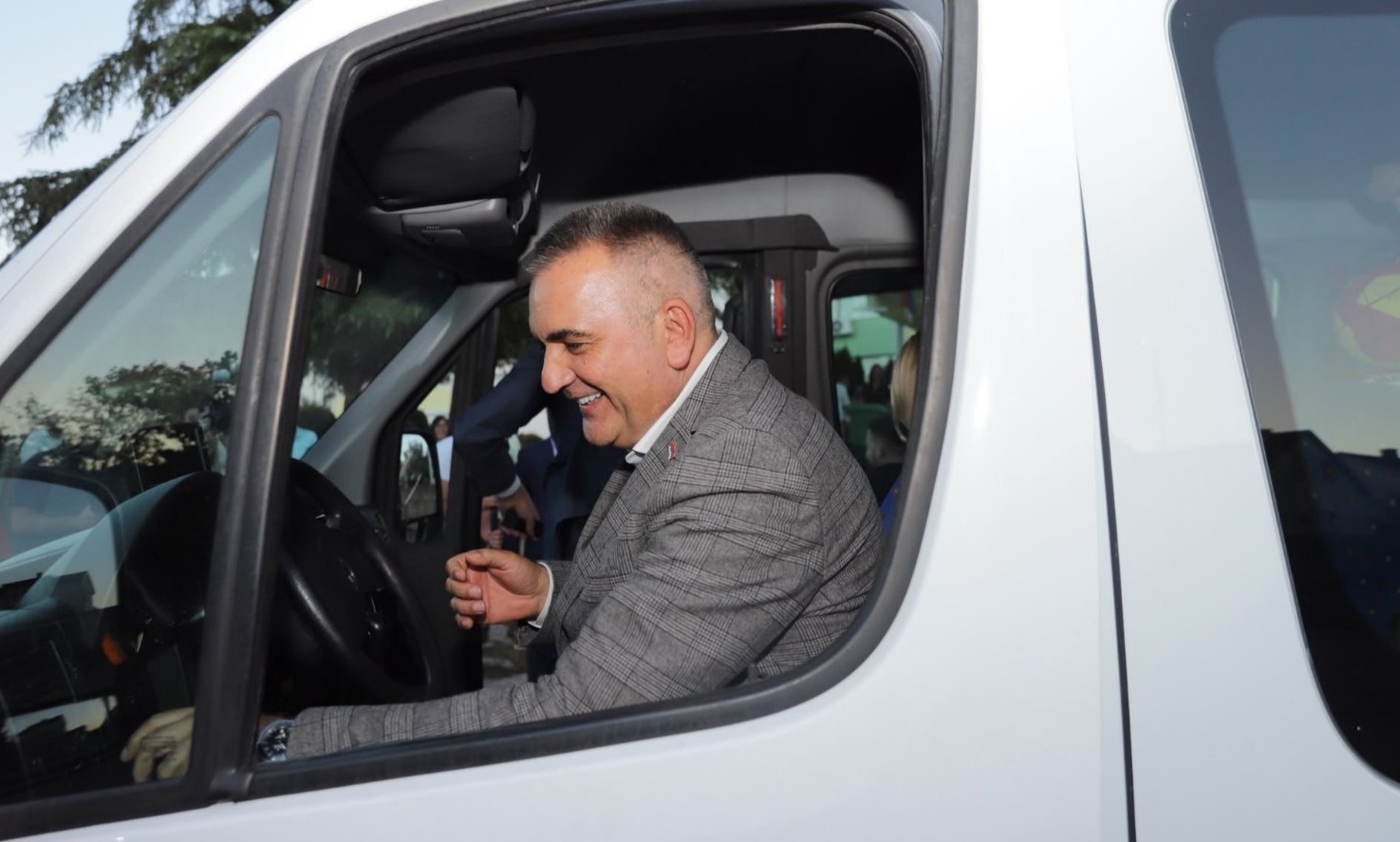 Minić dovezao Cvijanovićevu i Dodika: Poklonili kombi za prevoz učenika FOTO/VIDEO