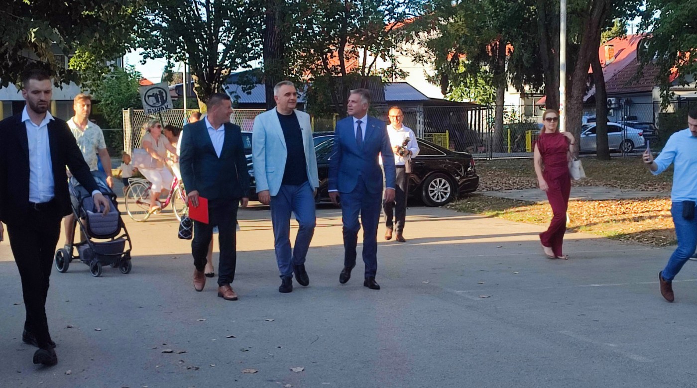 Minić posjetio prvačiće: U obnovu banjalučke škole uloženo više od dva miliona KM FOTO