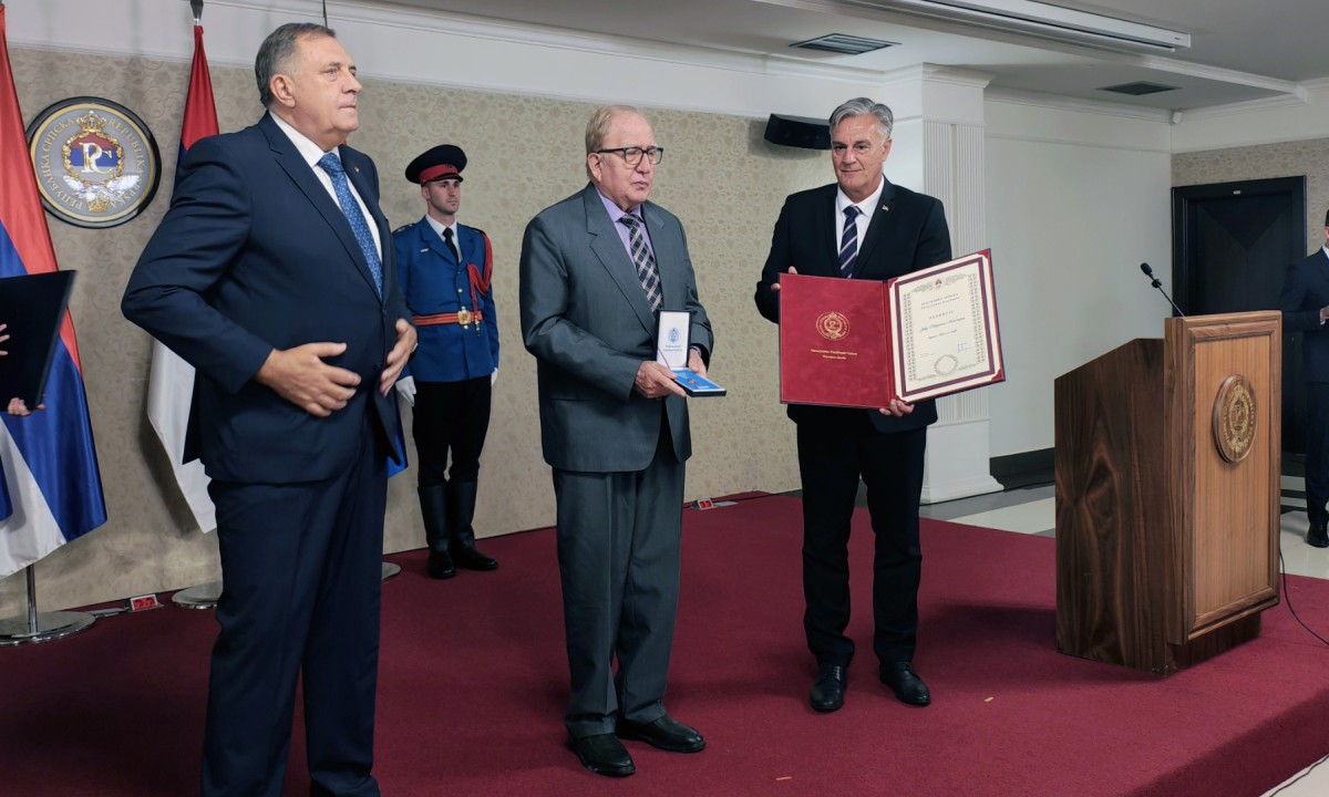 Priznanje za nemjerljiv doprinos: Karan i Dodik uručili odlikovanja herojima u bijelom Sarajevsko-romanijske regije