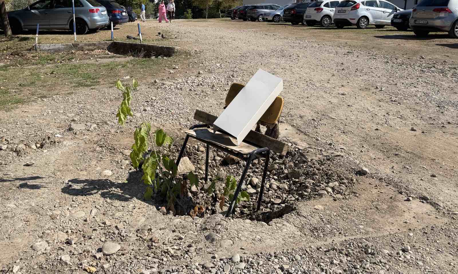 Stolica u rupi! Ovako izgleda novi “saobraćajni znak” u Banjaluci FOTO