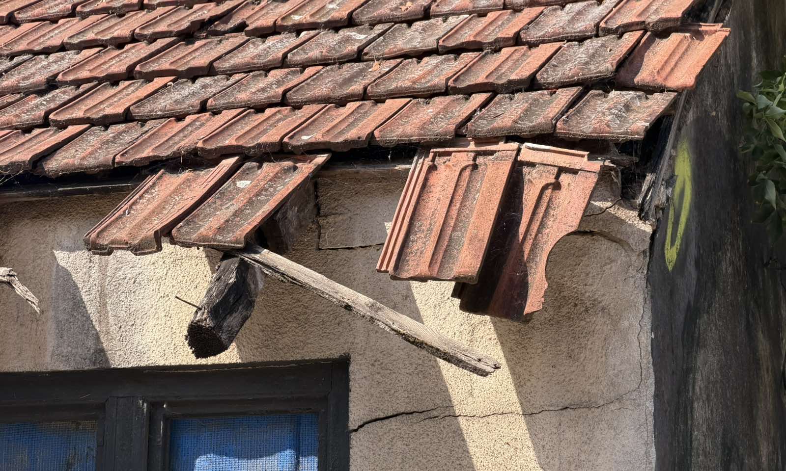 Opasnost u centru Banjaluke! Crijep visi nad glavama prolaznika FOTO